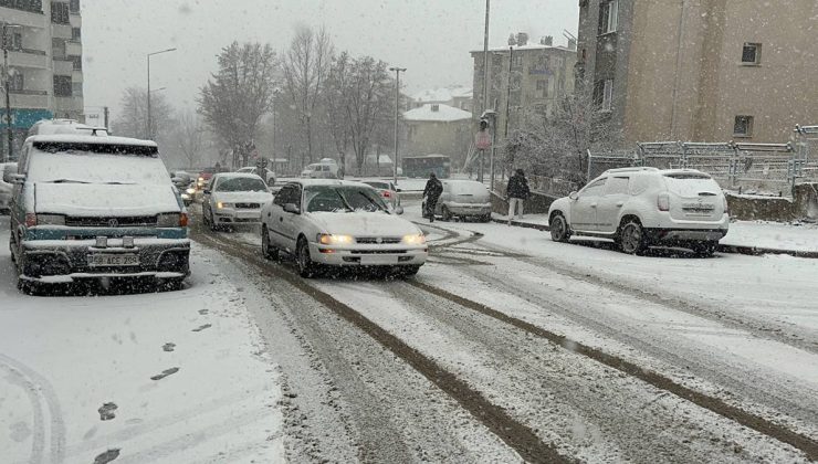 15 il kara teslim oldu, binlerce yol ulaşıma kapandı