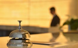 İki erkeğe oda vermeyen otele para cezası