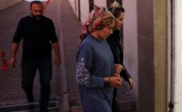 Eşini göğsüne iki bıçak saplayan kadın: Beni de kendini de yaktı