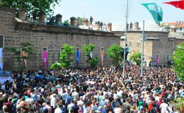 20 dakikada halka 7 ton mesir macunu saçıldı