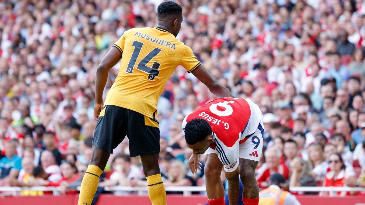 Premier Lig’de ilginç anlar: Rakibinin kalçasına dokundu