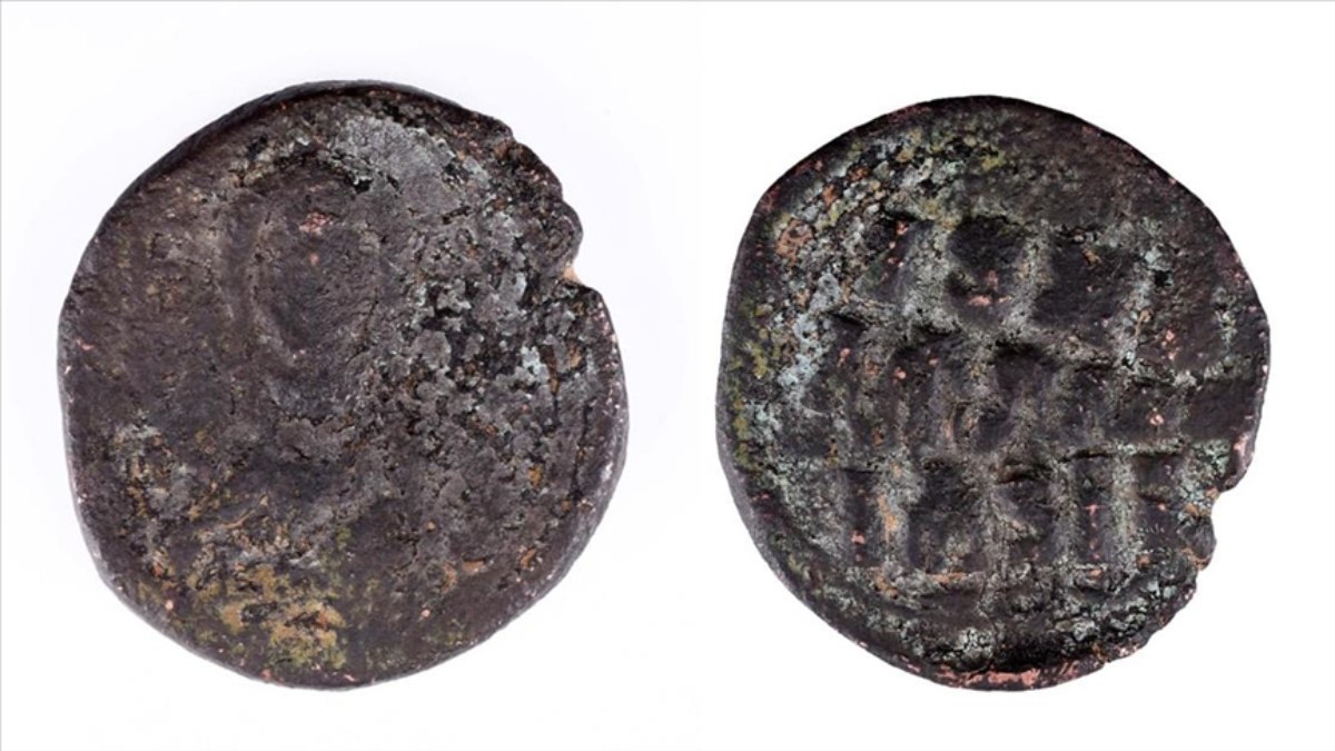 Çanakkale’de bir öğrenci bulduğu 1000 yıllık sikkeyi Troya Müzesi’ne teslim etti